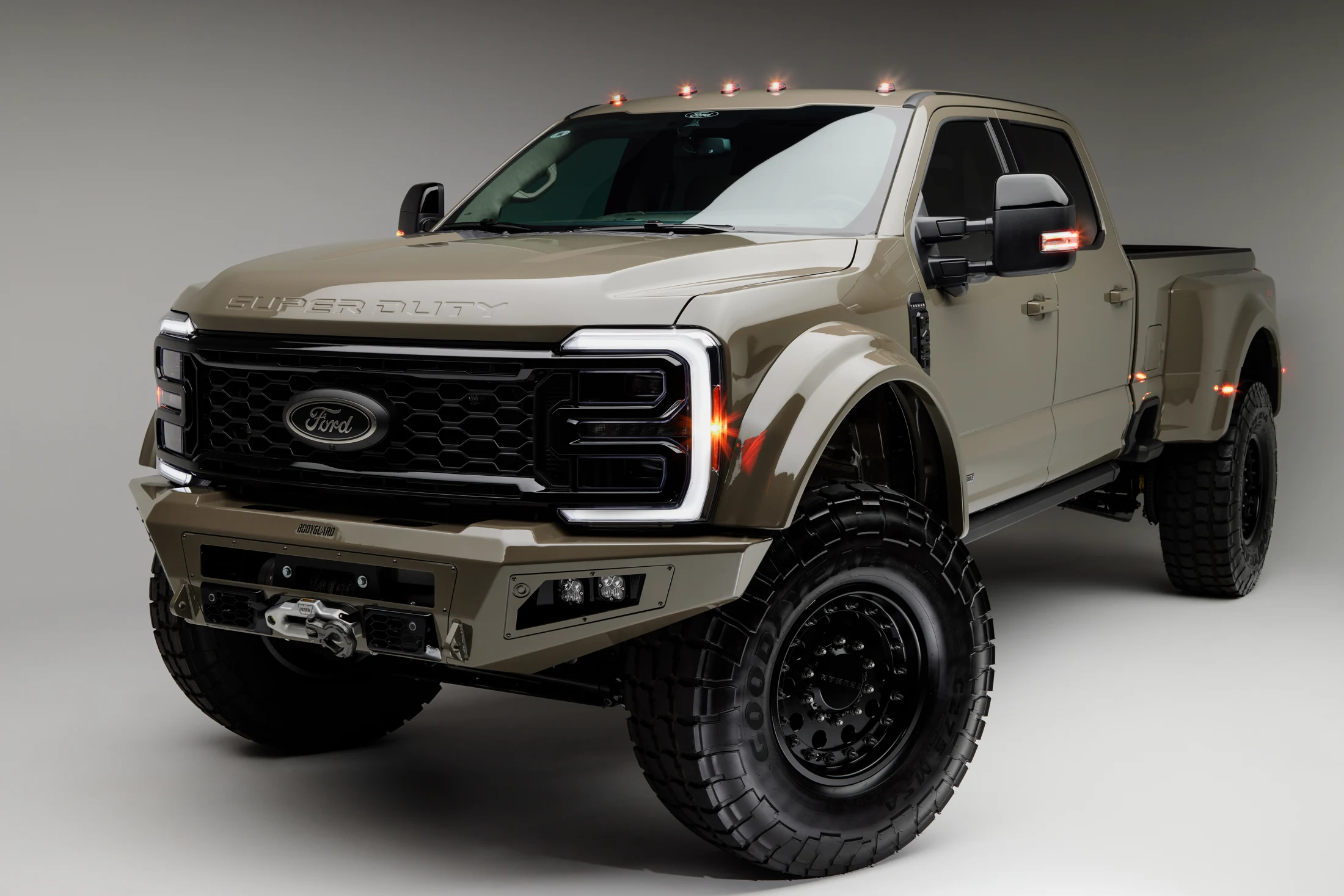 Truman F-450 · Studio collection — photograph 1